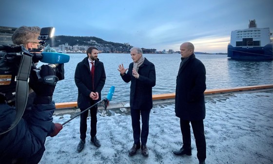 Næringsminister Jan Christian Vestre, statsminister Jonas Gahr Støre og finansminister Trygve Slagsvold Vedum på Langkaia i Oslo