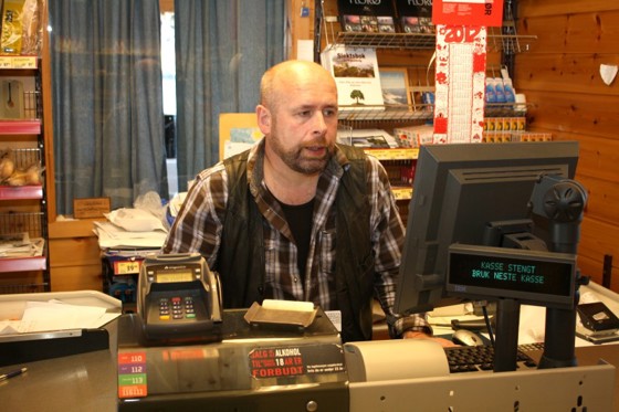 Hans-Jacob Sunde i kassen på butikken