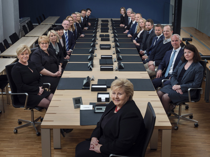 Regjeringen Solberg rundt møtebordet i regjeringskonferanse i Glacisgata 1 i Oslo 23. april 2018.