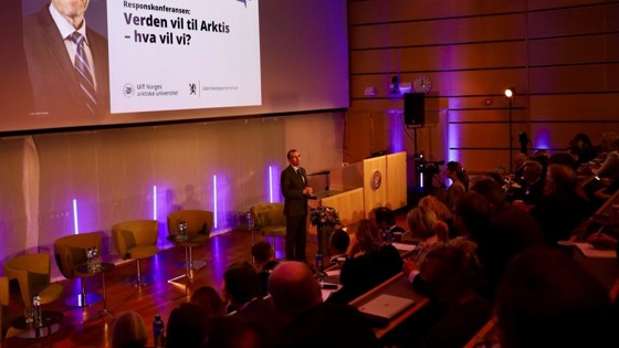 Bilde av utenriksminister Eide på scene som holder foredrag