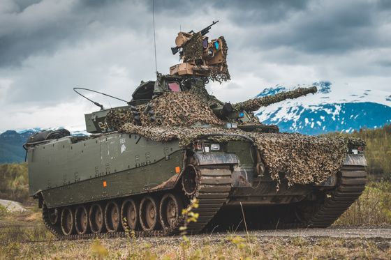 Bildet viser en CV90 kampvogn tilhørende Panserbataljonen under skarpskytingsøvelsen Thunder Reindeer 2019 i Troms.