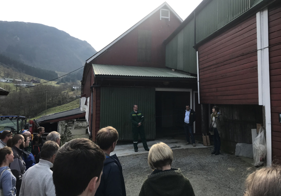 Glade bønder og gjester på opningsdagen.