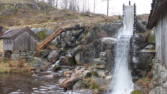 Vannsag og kverKvernhus til venstre og vannsag til høyre. 