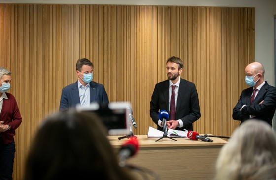 LO-leder Peggy Hessen Følsvik, administrerende direktør i Virke Ivar Horneland Kristensen, næringsminister Jan Christian Vestre og administrerende direktør i NHO Ole Erik Almlid. Foto: Øyvinn Myge/Nærings- og fiskeridepartementet