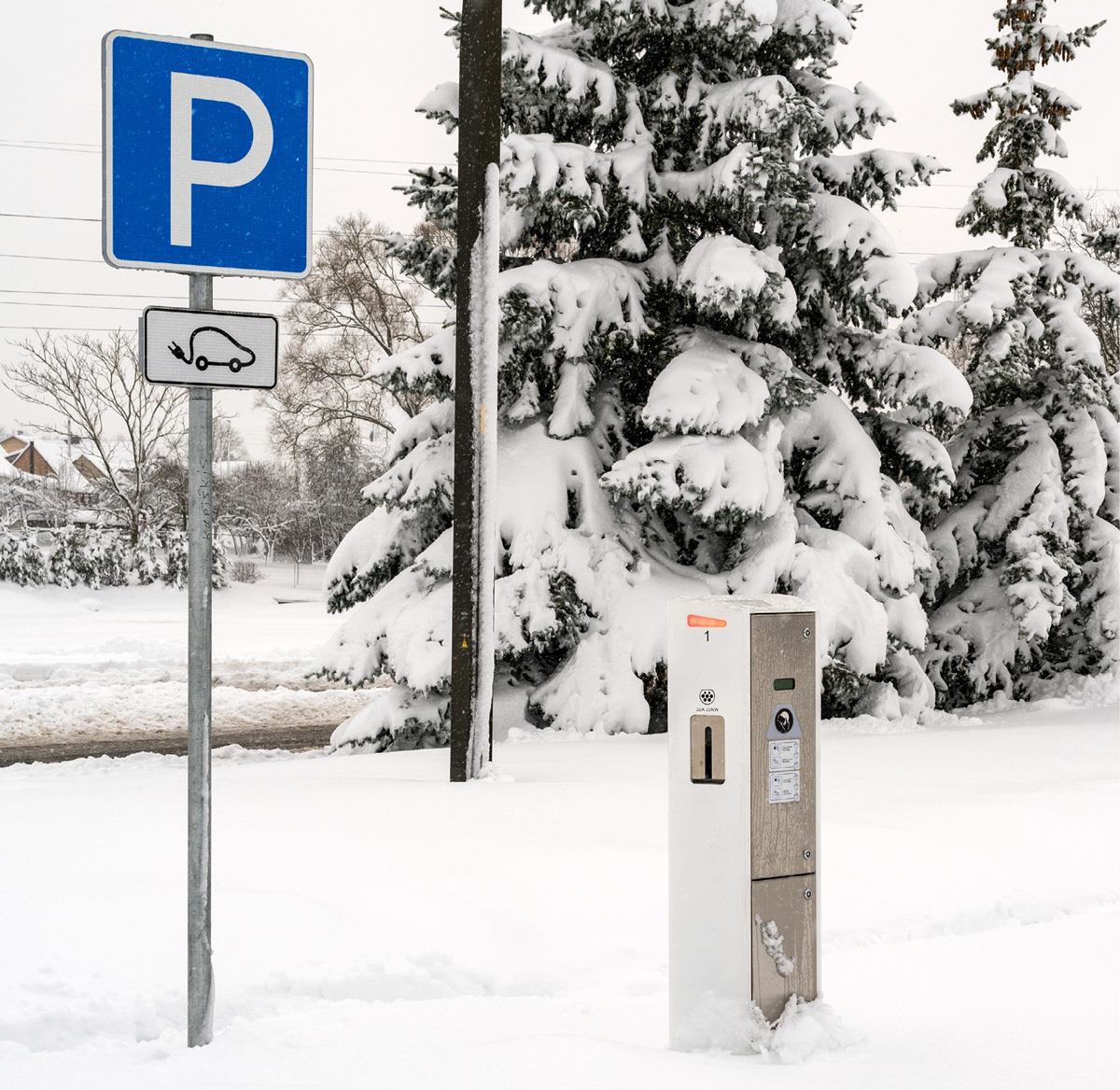 Illustration photo. Charger surrounded by snow.