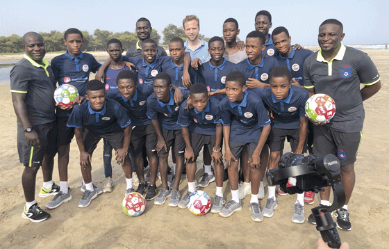 Figur 3.1 Utviklingsminister Nikolai Astrup har med seg fotballer med symboler for de 17 bærekraftsmålene for å sette søkelys på miljø og utvikling, Ghana mars 2018.