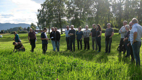 Ei gruppe «Best-på-fôr-bønder» på studietur.