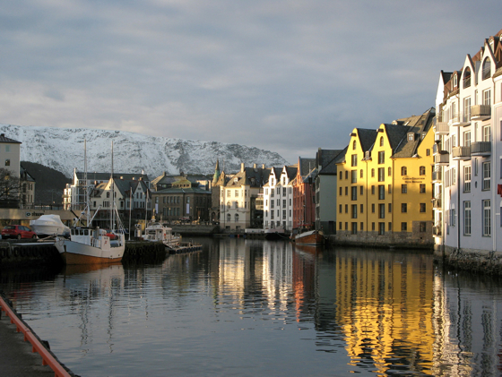 Bygninger i jugendstil ved vannet i Ålesund