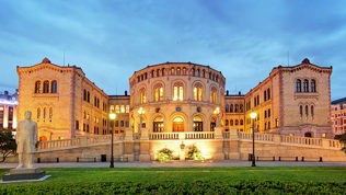 Stortinget fotografert i kveldslys