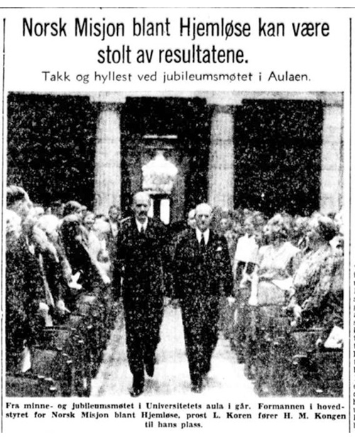 Figur 4.3 Kong Haakon og formannen i Norsk misjon blant hjemløses hovedstyre i 1947, prost L. Koren, ankommer minne- og jubileumsmøtet i Universitetets aula i anledning Misjonens 50-årsjubileum. (Aftenposten 20.9.1947)
