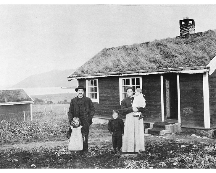 Figur 4.6 Familien Godin Hagvald og Anna Marie Nikolaysen på Svanviken, 1910.
