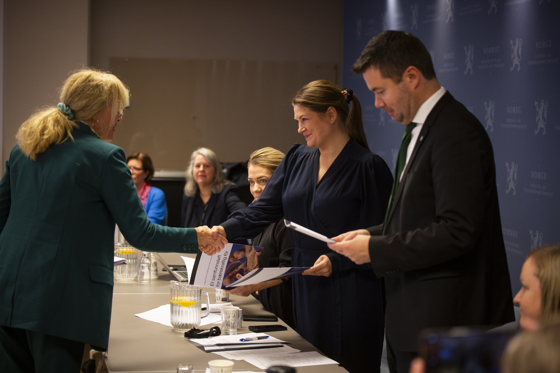 Fiskeri- og havminister Cecilie Myrseth, forskings- og høgare utdanningsminister Sandra Borch og landbruks- og matminister Geir Pollestad mottok mål for samfunnsoppdraget om berekraftig fôr. 