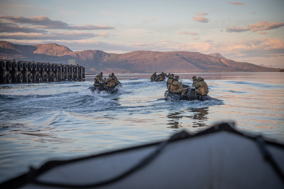 Bildet viser ukrainske marinesoldater i småbåter under opplæring med Kystjegerkommandoen.