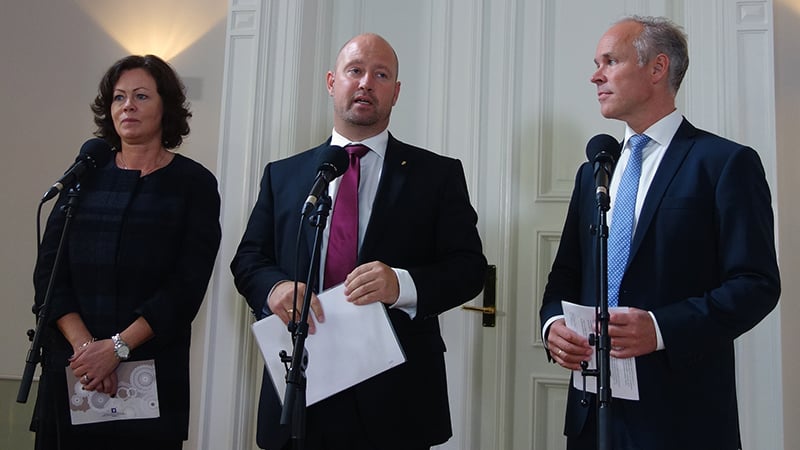 Barne-, likestillings- og inkluderingsminister Solveig Horne, justis- og beredskapsminister Anders Anundsen og kommunal- og moderniseringsminister Jan Tore Sanner presenterer regjeringens tilleggbevilgning