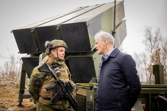 Statsminister Jonas Gahr Støre på besøk hos Luftvernbataljonen på Ørland som viser fram NASAMS-luftvernet Norge har.