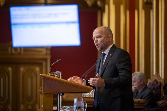 Finansminister Vedum holder finanstalen fra talerstolen på Stortinget