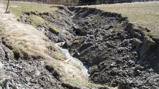 Kraftig erosjon over ødelagt rørgate i bekkelukking.