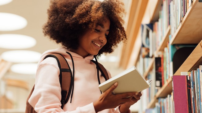 Bilde av jente på bibliotek