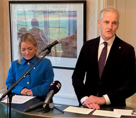 Statsminister Jonas Gahr Støre (Ap) og landbruks- og matminister Sandra Borch (Sp) på pressekonferansen om kjøpet av Meraker Brug. 