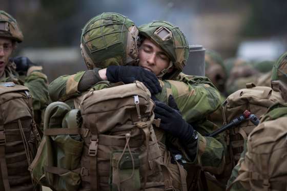 Uniformerte militære som klemmer hverandre