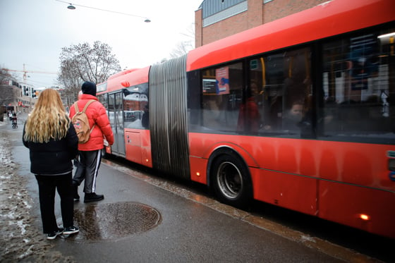 Folk står ved en buss