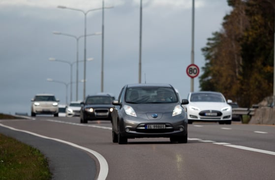 Elektrisk bil på veien