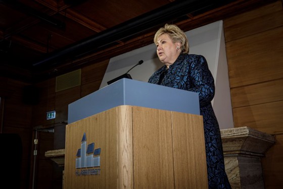 Statsminister Erna Solberg taler på åpningen av det nye MINO-bygget på Holocaust-senteret i Oslo. 