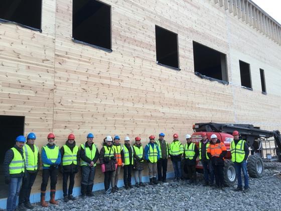 Deltakerne på seminaret foran nye Bjørkelangen skole.