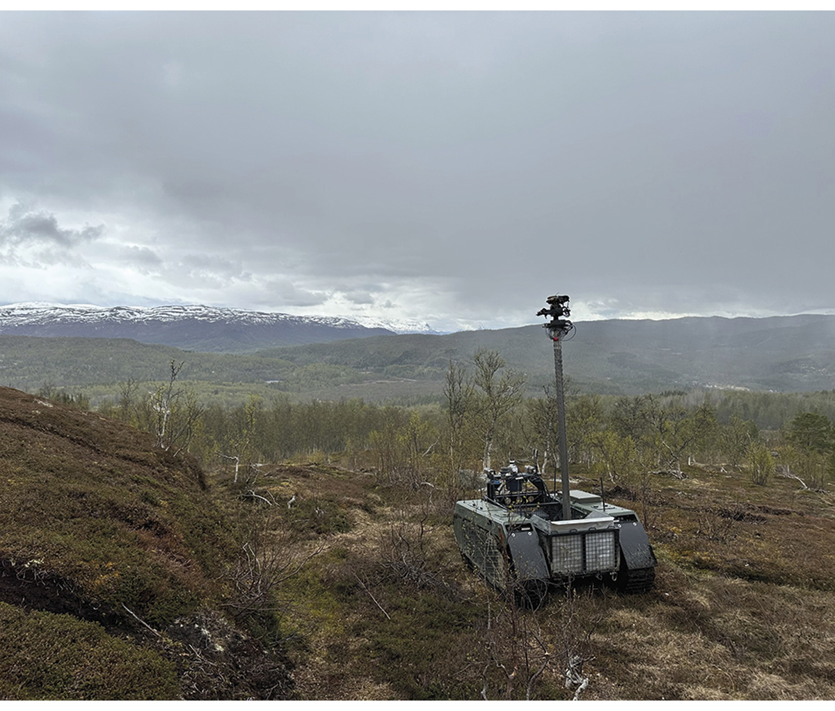 Figur 9.12 Et ubemannet kjøretøy, som har kjørt autonomt ut til et aktuelt område, og deretter blitt fjernstyrt til en gunstig posisjon i terrenget.