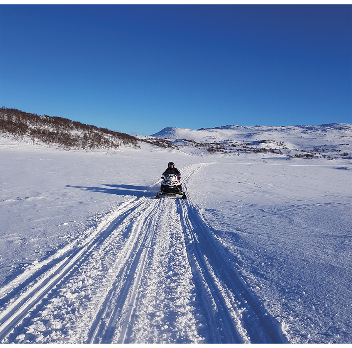 Figur 9.6 Kjøring i snøskuterløyper.