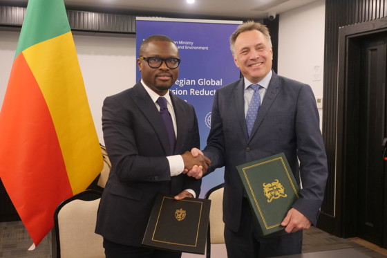 Økonomi- og finansminister Romuald Wadagni og klima- og miljøminister Tore O. Sandvik under signeringen med Benin.