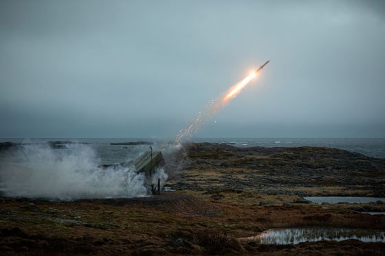 Bilde av en luftvernrakett som avfyres