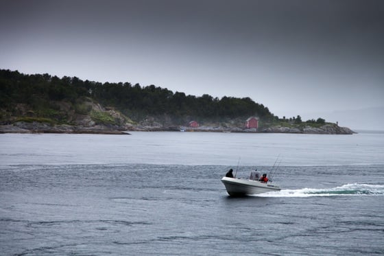 En liten båt beveger seg opp den kraftige Saltstraumen