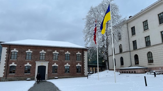 Statsministerens kontor hvor det norske og ukrainske flagget er heist i anledning årsdagen for Russlands invasjon i Ukraina