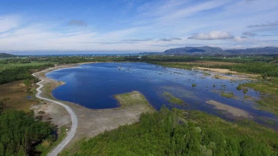 Flyfoto som viser restaureringen av Rusasetvatnet og veien.