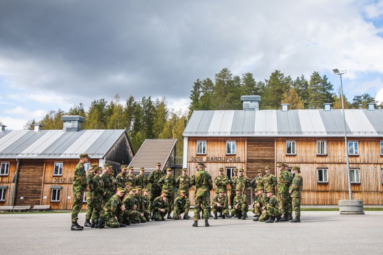 Illustrasjonsbilde: Rekrutter ved Hærens skole for rekrutt og fagutdanning får instruksjoner fra en intruktør.