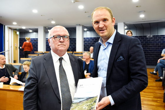 Høgsterettsdommar Karl Arne Utgård overrakte i dag NOU om Ny fjellov til landbruks- og matminister Jon Georg Dale.