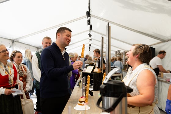 Pollestad smaker på flere  produkter under Trøndersk matfestival.