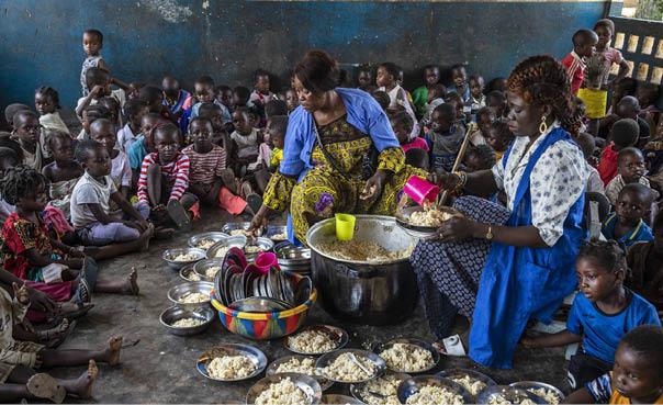 Lunch and school meals at Bouemba school in the Democratic Republic of the Congo (DR Congo). Supported by the WFP, more than 170,000 children at more than 500 schools receive a nutritious meal every school day. The project is part of WFPs comprehensive approach, with the goal of strengthened food security and increased school attendance among vulnerable groups in the DR Congo.