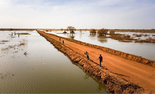 Vei som er beskyttet av diker og
skjærer gjennom flomvannet i Bentiu i Sør-Sudan