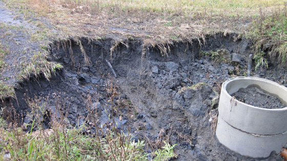 Skader etter flom på leirholdig dyrka mark.