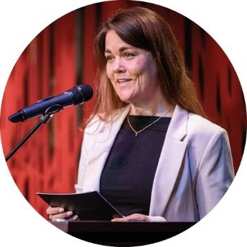 Portrettbilde av Trine Fagervik på podiet i Litteraturhuset. Foto: Thorbjørn Helin