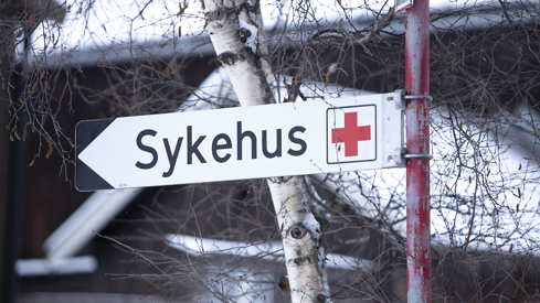 Sign which says "sykehus", which means "hospital" in Norwegian