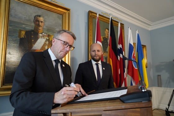 Bildet er fra signering av MoU i dag i Danmark