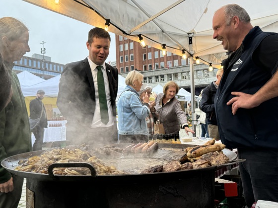 Grillmat på Matstreif frå Løten. Pollestad møter ein lokal bonde.