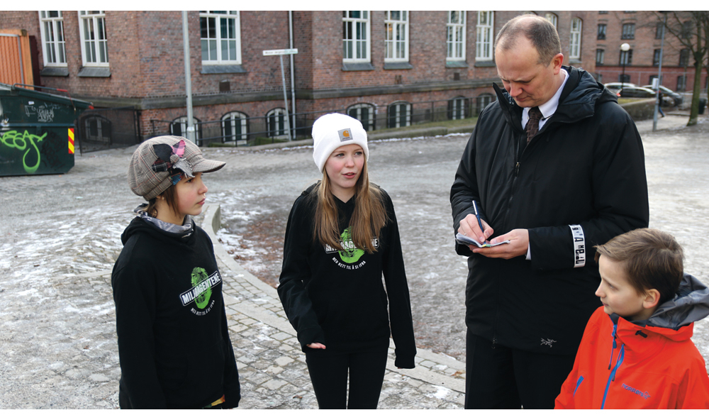 Figur 7.4 Elever ved Lakkegata skole orienterer om trafikkforholdene i nærmiljøet