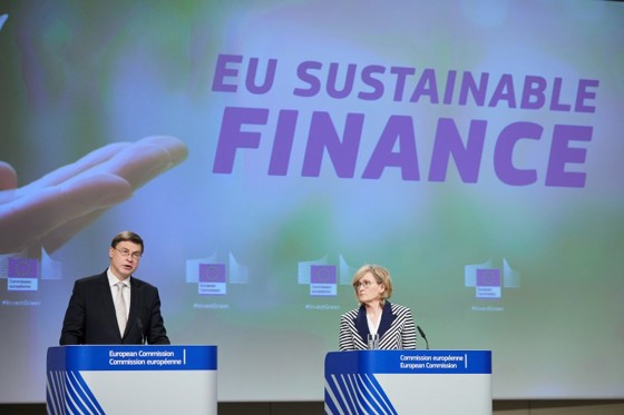 Valdis Dombrovskis og Mairead McGuinness på Europakommisjonens pressekonferanse.