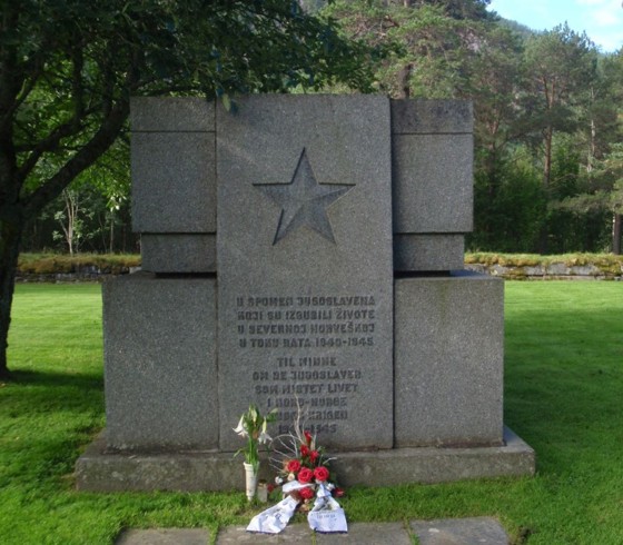 Botn jugoslaviske krigsgravplass i Saltdal. Bauta "Til minne om de jugoslaver som mistet livet i Nord-Norge under krigen 1940-1945".