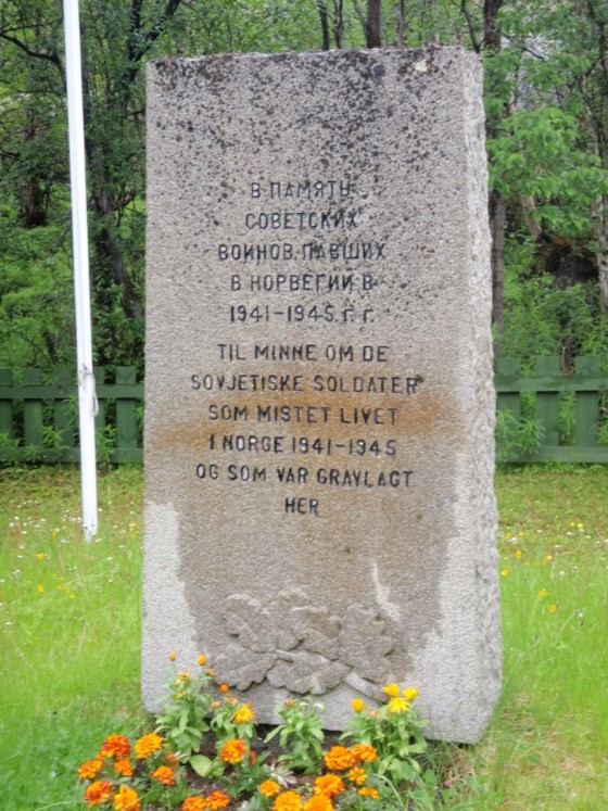 Sovjetisk minnesmerke i Sør-Varanger. En bauta i stein med påskriften (på russisk og norsk) "Til minne om de sovjetiske soldater som mistet livet i Norge 1941-1945 og som var gravlagt her".