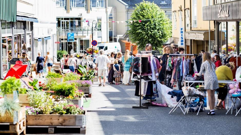 Salg av brukte klær og annet i gågate under secondhandfestival.